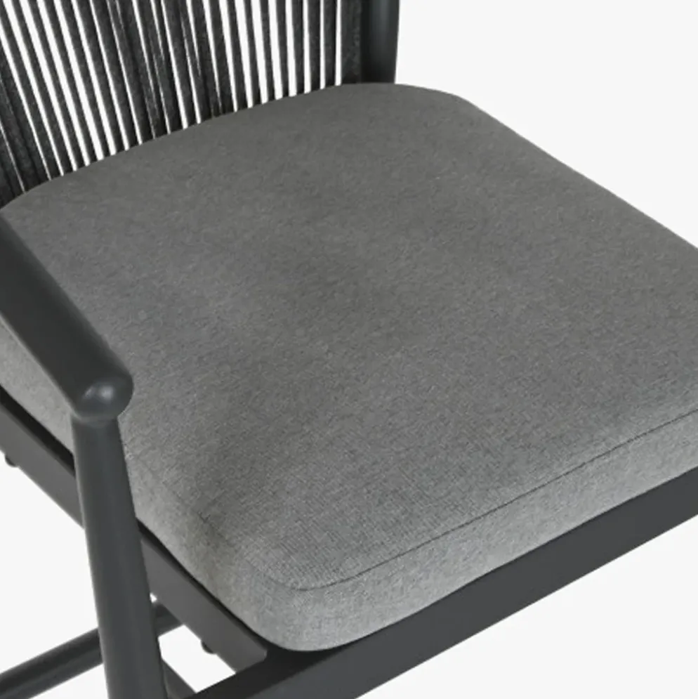 Cadeira Alta de Metal e Rattan Preta