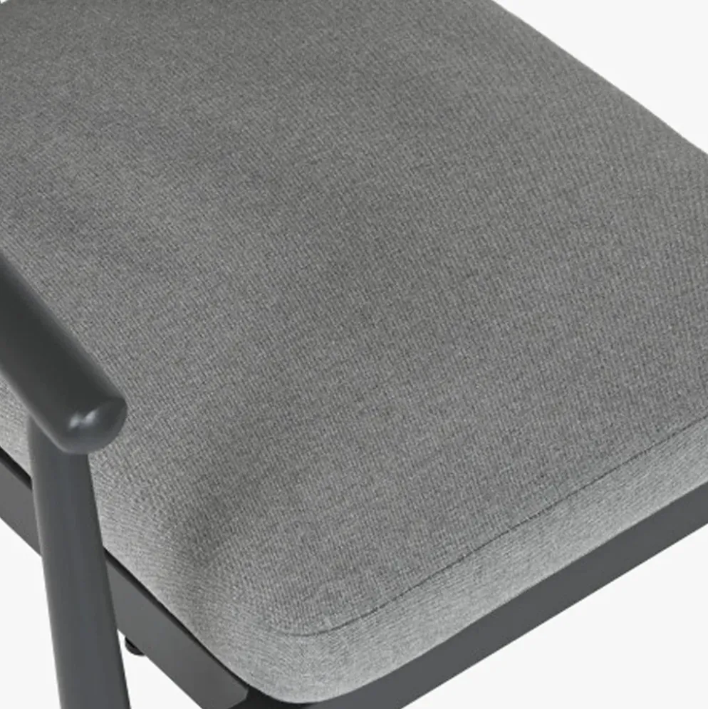 Cadeira de Metal e Rattan Preta com Almofada