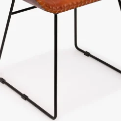 Cadeira Pele com Estrutura em Metal Preto