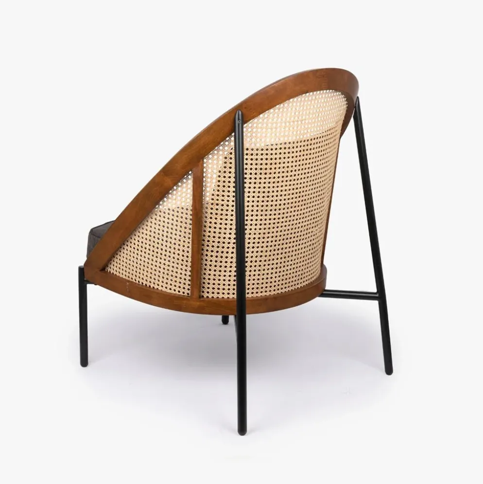Cadeirão com Almofada Cinza com Costas em Rattan