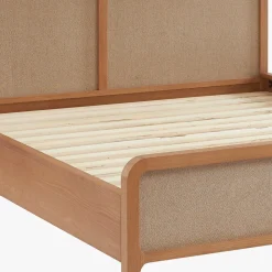 Cama com Cabeceira em Linho