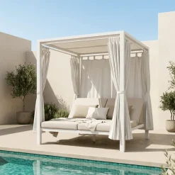 Cama lounge de exterior com cortinas