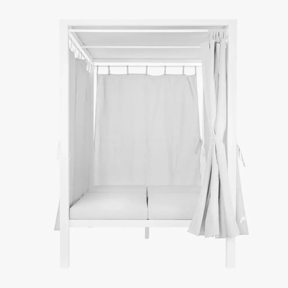 Cama lounge de exterior com cortinas