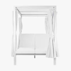 Cama lounge de exterior com cortinas