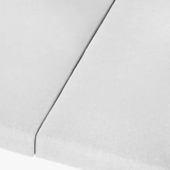 Cama lounge de exterior com cortinas
