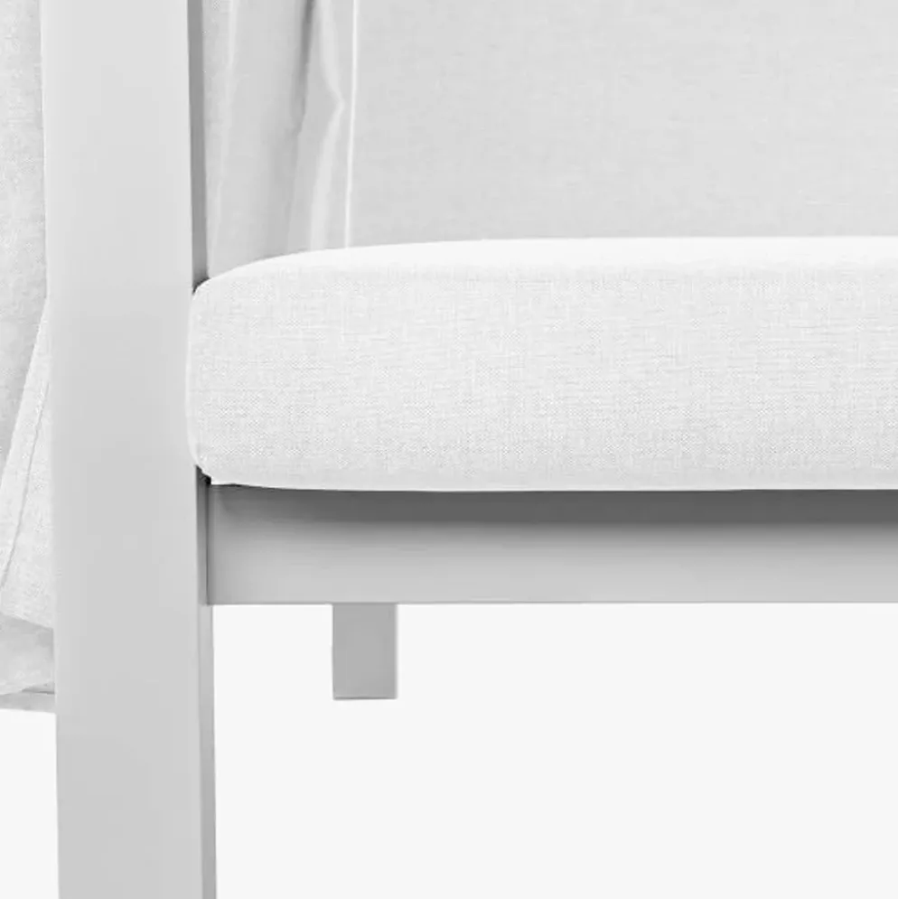 Cama lounge de exterior com cortinas