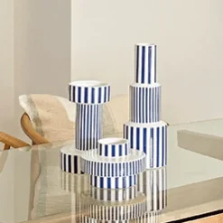 Jarra de cerâmica com riscas azul e branco 16,5x25cm