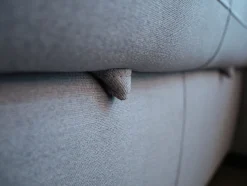 Sofá cama com chaise longue reversível, arrumação e almofadas decorativas
