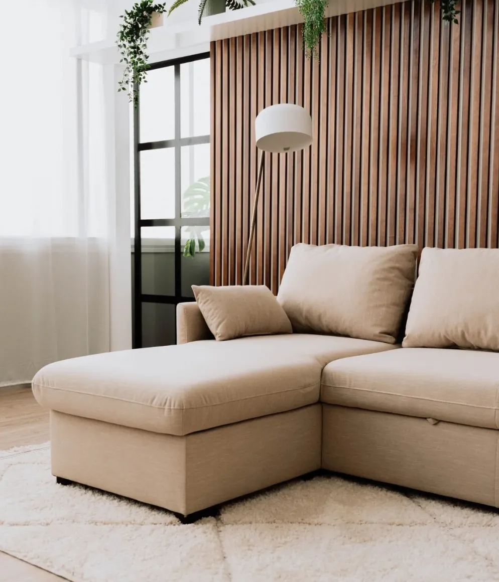 Sofá cama com chaise longue reversível, arrumação e almofadas decorativas