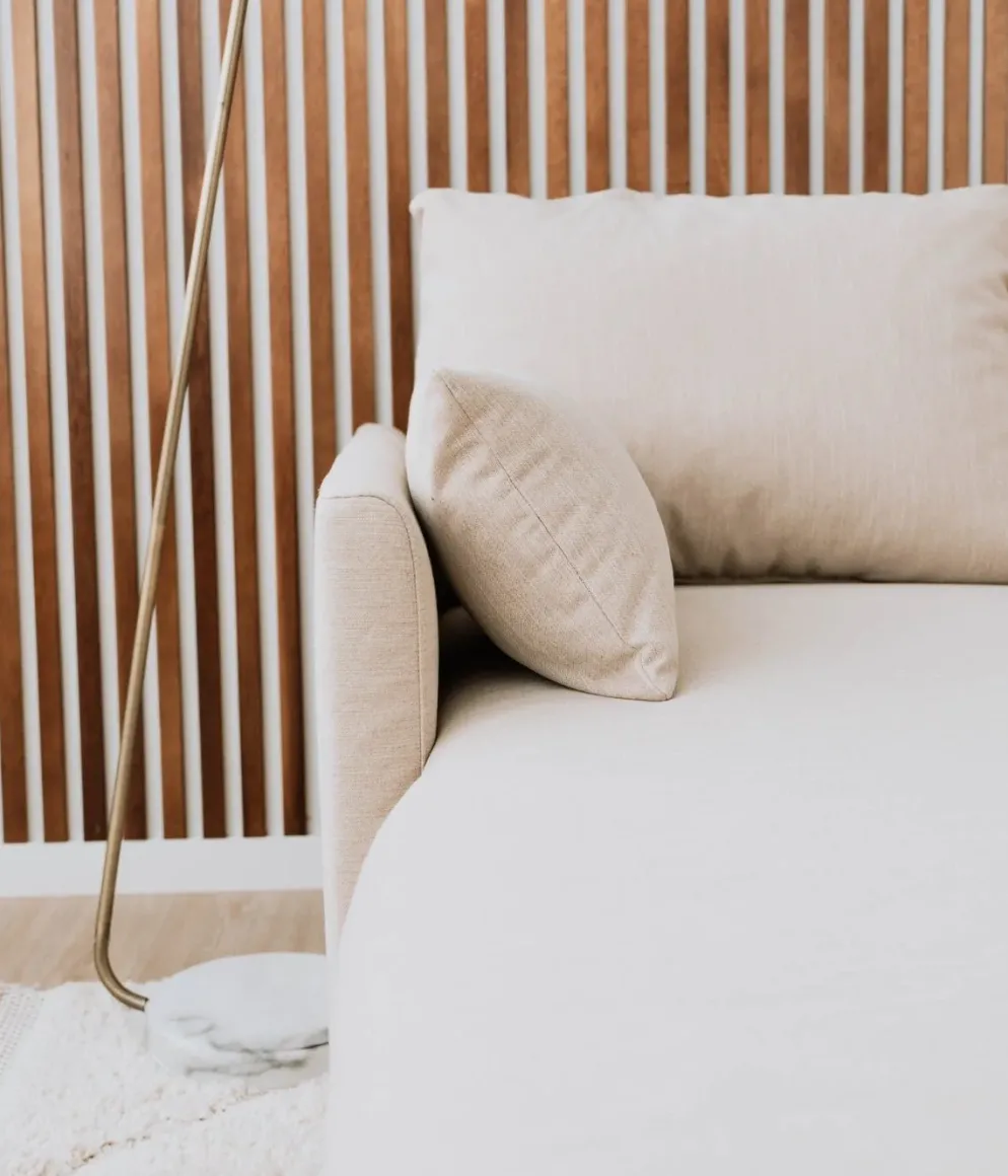 Sofá cama com chaise longue reversível, arrumação e almofadas decorativas