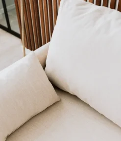 Sofá cama com chaise longue reversível, arrumação e almofadas decorativas