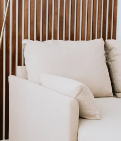 Sofá cama com chaise longue reversível, arrumação e almofadas decorativas