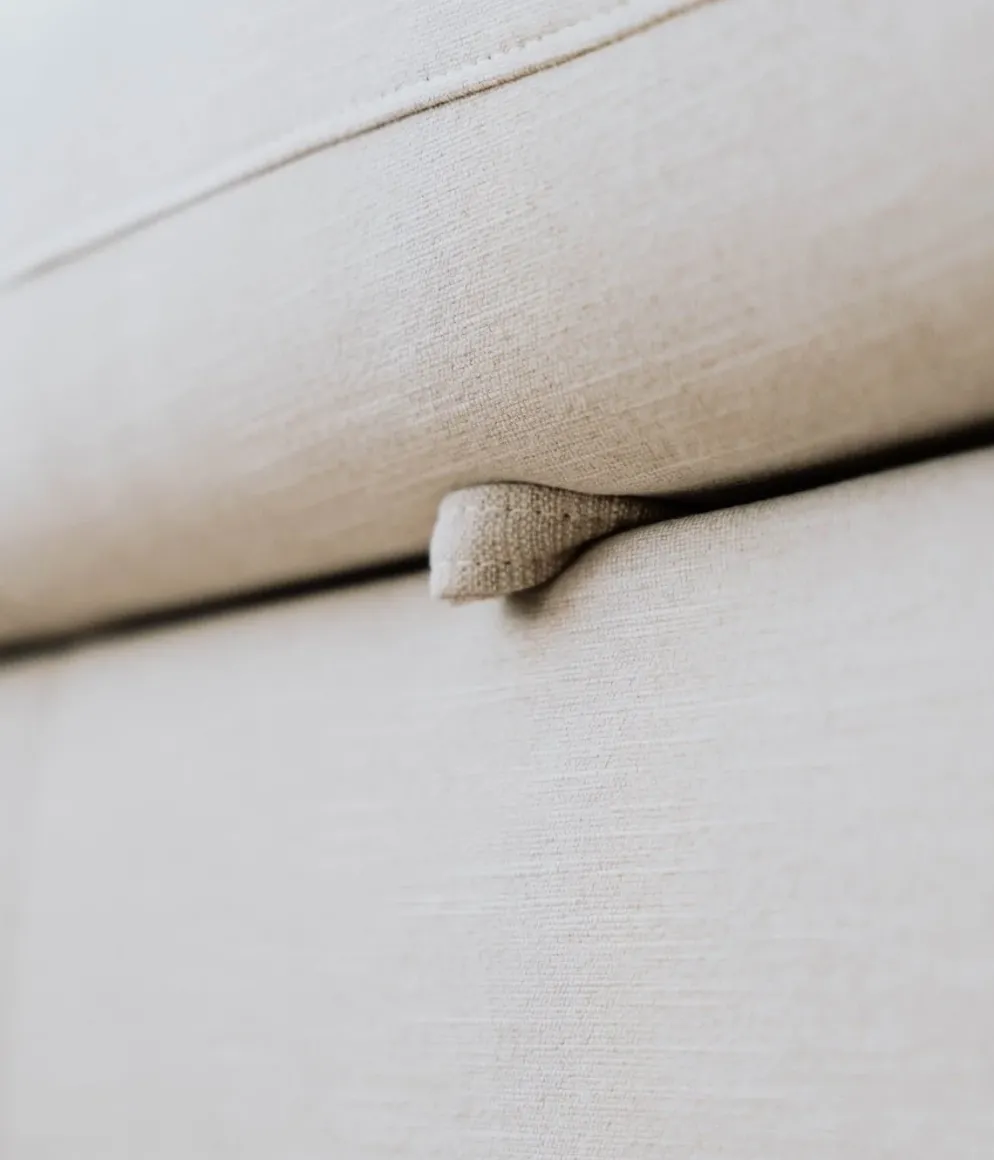 Sofá cama com chaise longue reversível, arrumação e almofadas decorativas