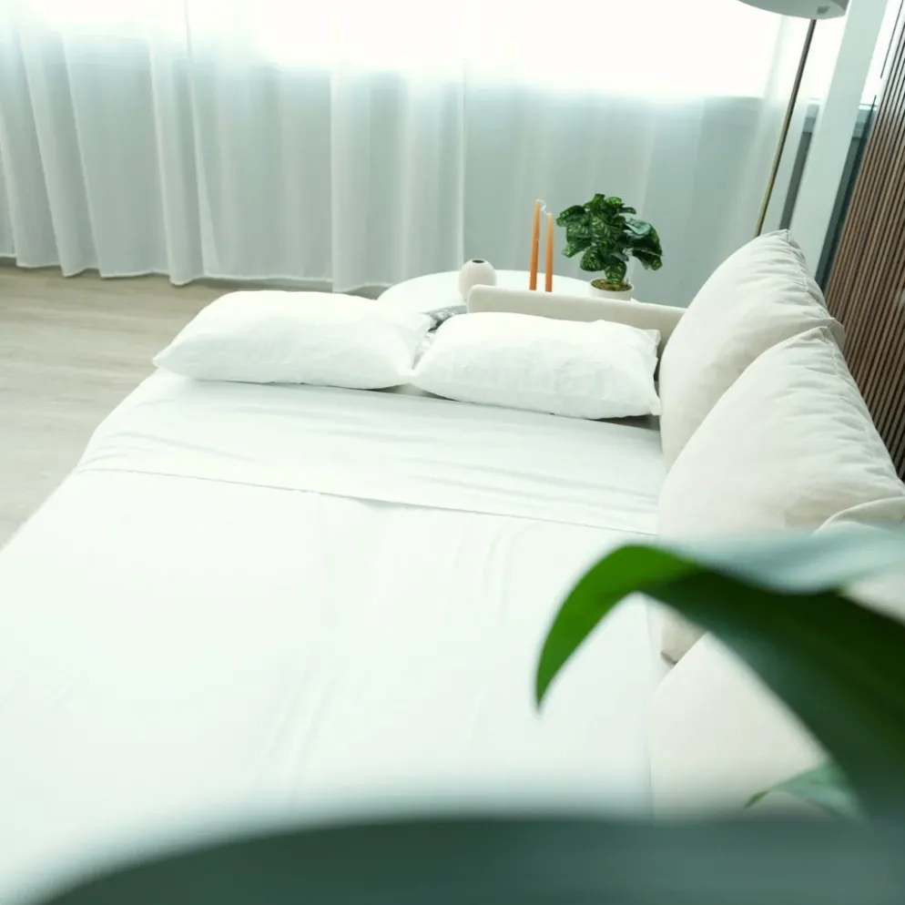 Sofá cama com chaise longue reversível, arrumação e almofadas decorativas