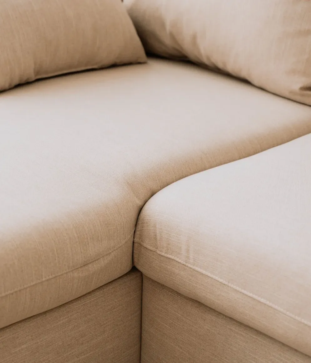 Sofá cama com chaise longue reversível, arrumação e almofadas decorativas
