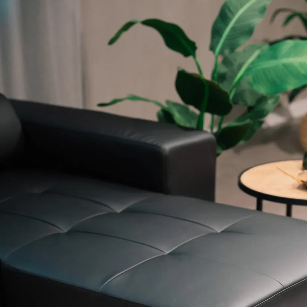 Sofá cama com chaise longue reversível, cabeceiras ajustáveis e dois pufes
