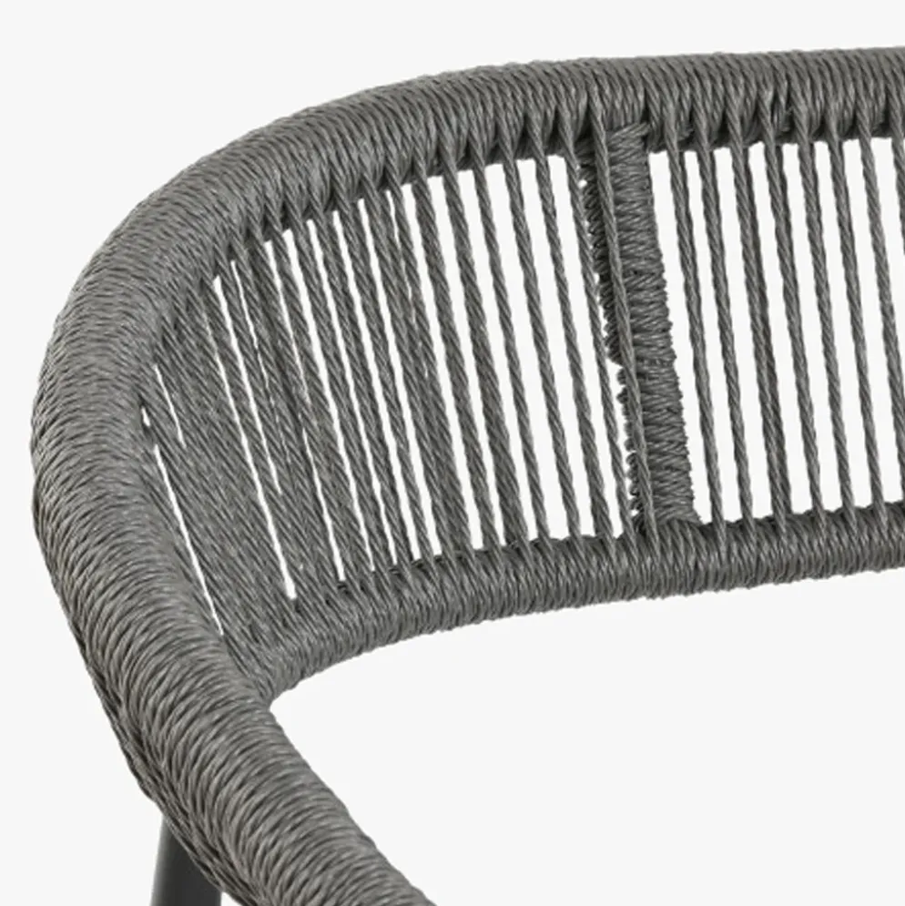 Sofá de Metal e Rattan Preto
