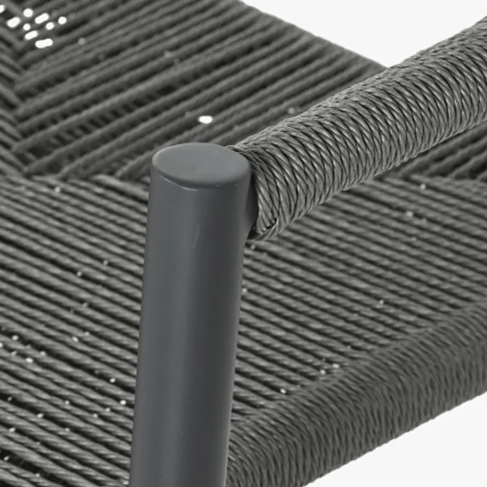 Sofá de Metal e Rattan Preto